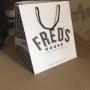 Subido por visitante en 20/09/2018 - esta es una bolsa de 25x25x30 ideal para entrega de alimentos. y, o  delivery. se puede fabricar en papel, bond. kraft. o alguna cartulina. siempre con la promocion de su local. para que valga la pena .