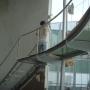 Escalera y piso de cristal