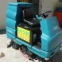 Restregadora Tennant 7100 hombre a bordo a bateria