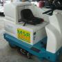 Restregadora Tennant 7200 hombre a bordo a bateria