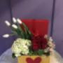 Subido por visitante en 12/02/2017 - caja con rosas tulipanes y hortenicas