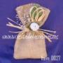 Bolsita de yute decorada rellena de almendras