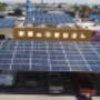 Instalacion comercial con paneles en techo y carport