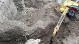 Demolicion de una cimentacion con maquinaria
