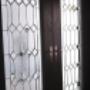 Puerta con doble vitral geomètrico