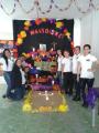 ASISTENTES EDUCATIVAS EXHIBIENDO ALTAR MUERTOS
