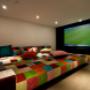 Colorida sala de cine en casa