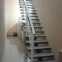 escalera con pasamanos
