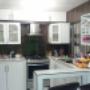 cocina contemporanea con porcelanato y madera