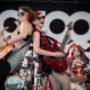 Aprende a tocar en vivo en el escenario con otros en School of Rock.