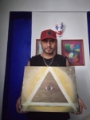fahrent con una de sus pinturas