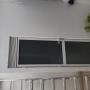 Baño de panel glass con puerta y louver