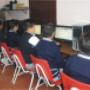 alumnos trabajando en computación