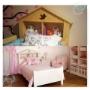 Cama doble con cabecera de casita