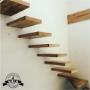 Escalones volados forrados con madera de encino