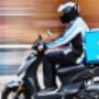 El cartero mensajeria local en moto