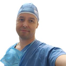 Dr. Alejandro Flores. Neurocirujano