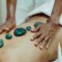 Los masajes con piedras calientes son como un abrazo cálido para tu cuerpo y alma