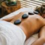 Los masajes con piedras calientes son como un abrazo cálido para tu cuerpo y alma