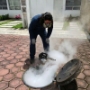 Fumigador Bonito realizando fumigación en Drenajes de Residencial