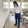 Fumigador Bonito realizando fumigación preventiva en salones de Universidad