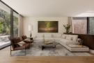 Diseño de interiores de sala de estar en Casa Ladera CDMX